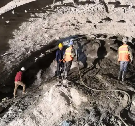 喀喇沁拱顶带模注浆料的施工流程及注意事项